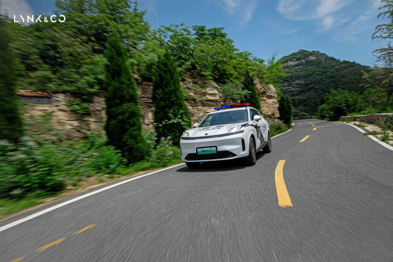 领克08EM-P凭啥“征服”警务用车高标准？实力揭秘！