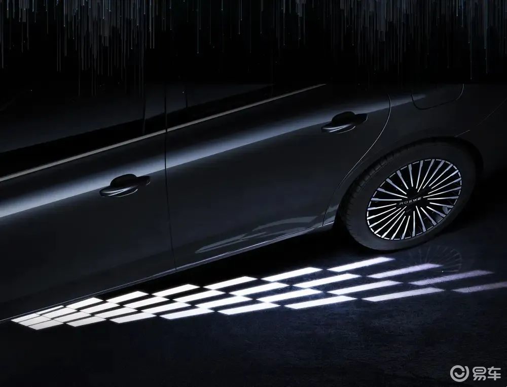 上汽荣威M7 DMH,前劳斯莱斯设计师