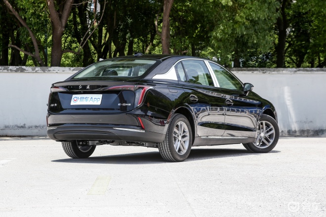 2025款红旗E-QM5上市 售12.18万元起