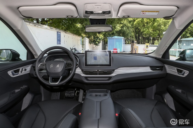 2025款红旗E-QM5上市 售12.18万元起