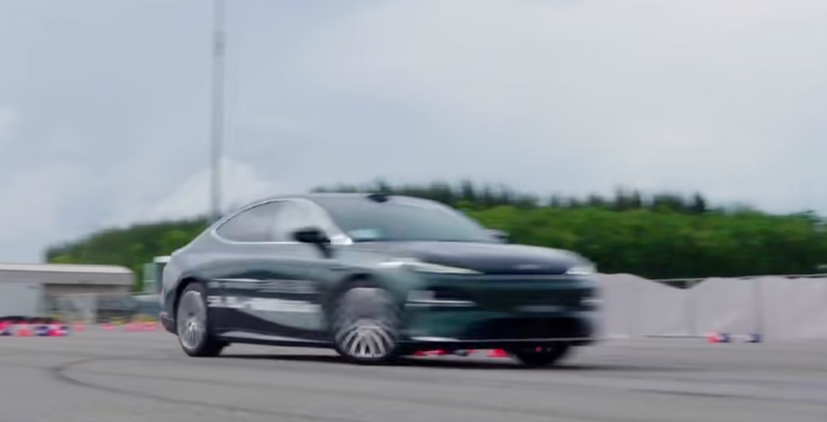 吉利银河星耀8试驾体验报告:全能实力的中式豪华旗舰