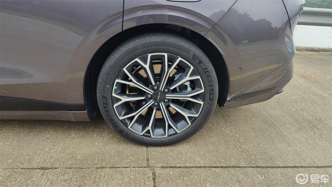 独立试驾极氪007GT:外表跳脱,内里柔和