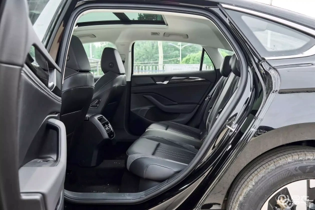 福特蒙迪欧 VS 大众迈腾:20万级中型车轻松对比