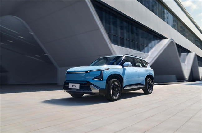 15万选纯电车，起亚EV5双续航智能座舱引领潮流