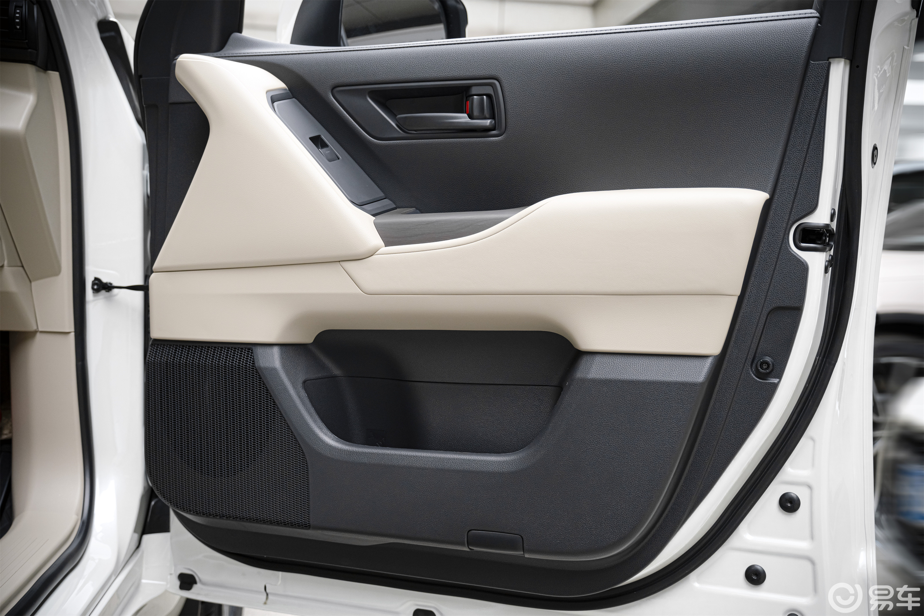 兰德酷路泽 LC300 改装:硬派越野,豪华精致融合