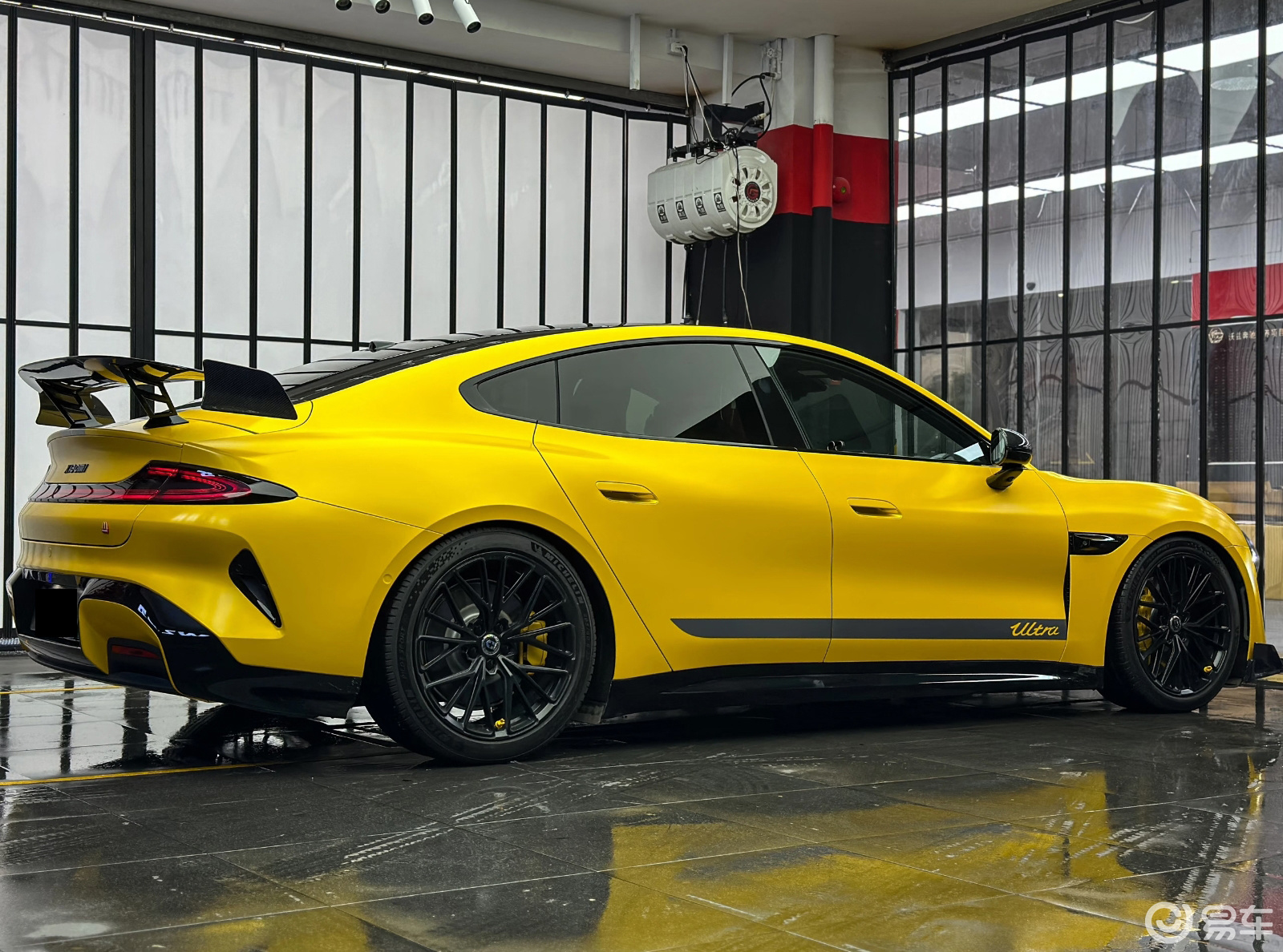 小米 SU7 改装方案:黄色拉花与小包围套件的美学设计