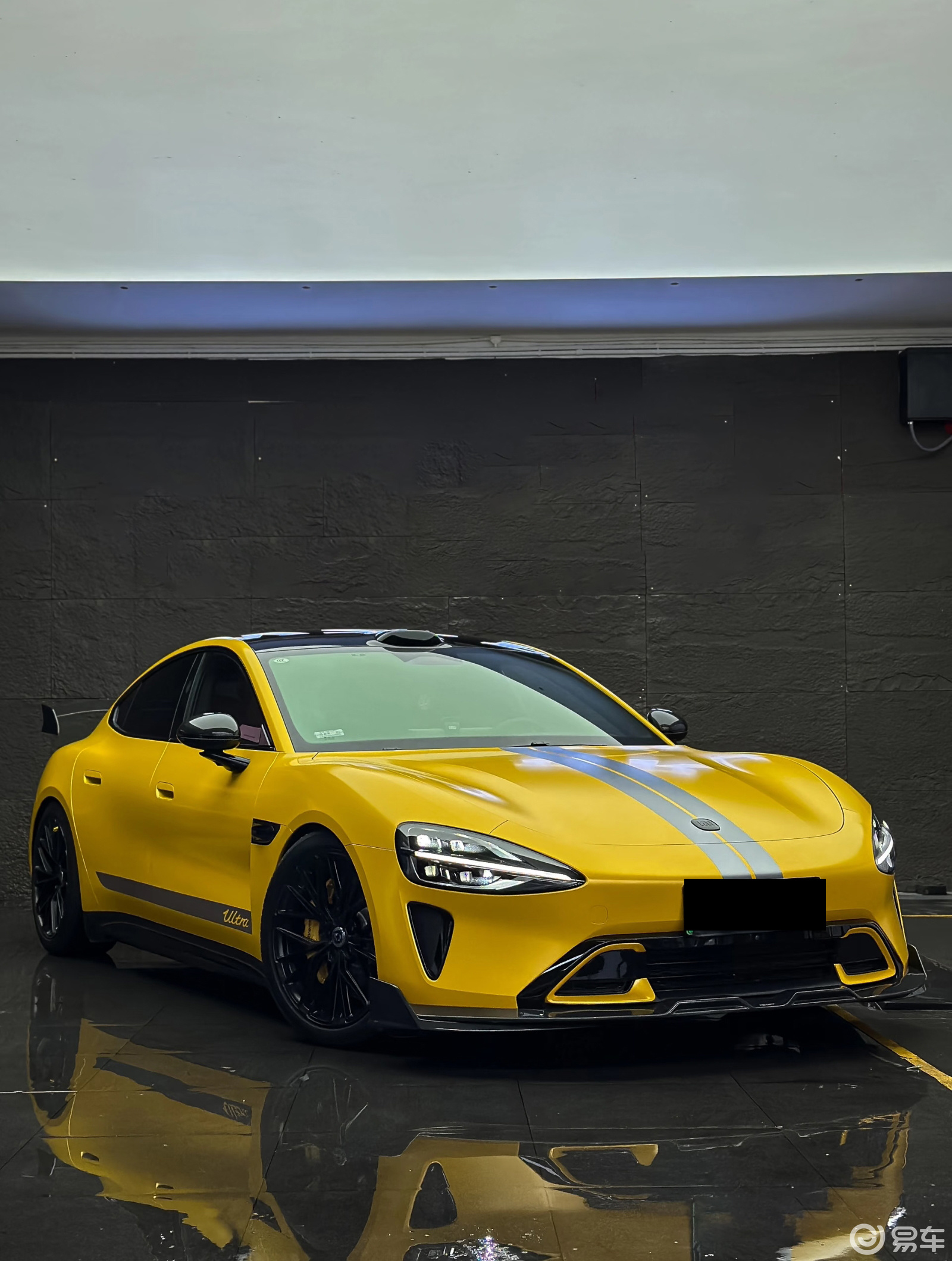 小米 SU7 改装方案:黄色拉花与小包围套件的美学设计