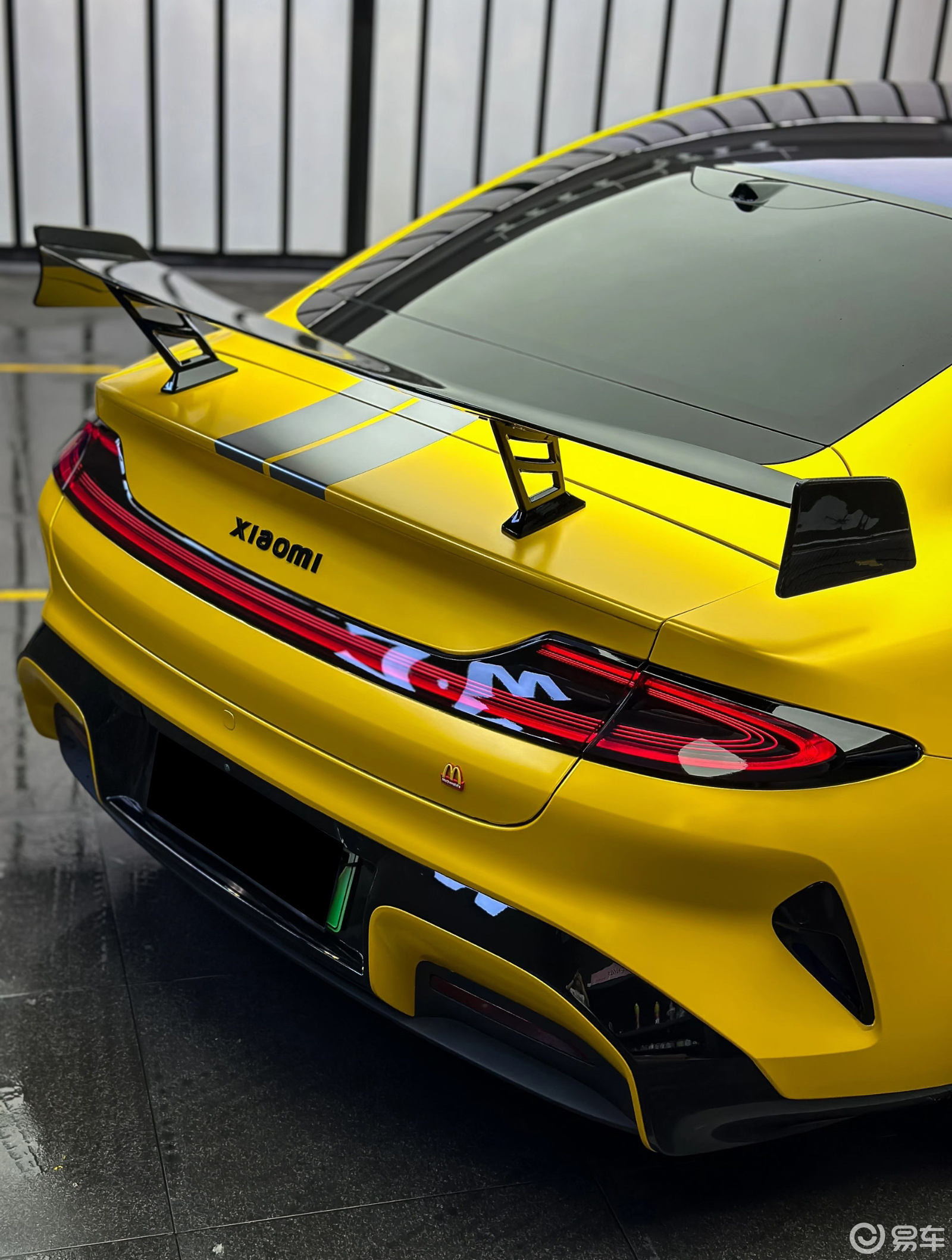 小米 SU7 改装方案:黄色拉花与小包围套件的美学设计