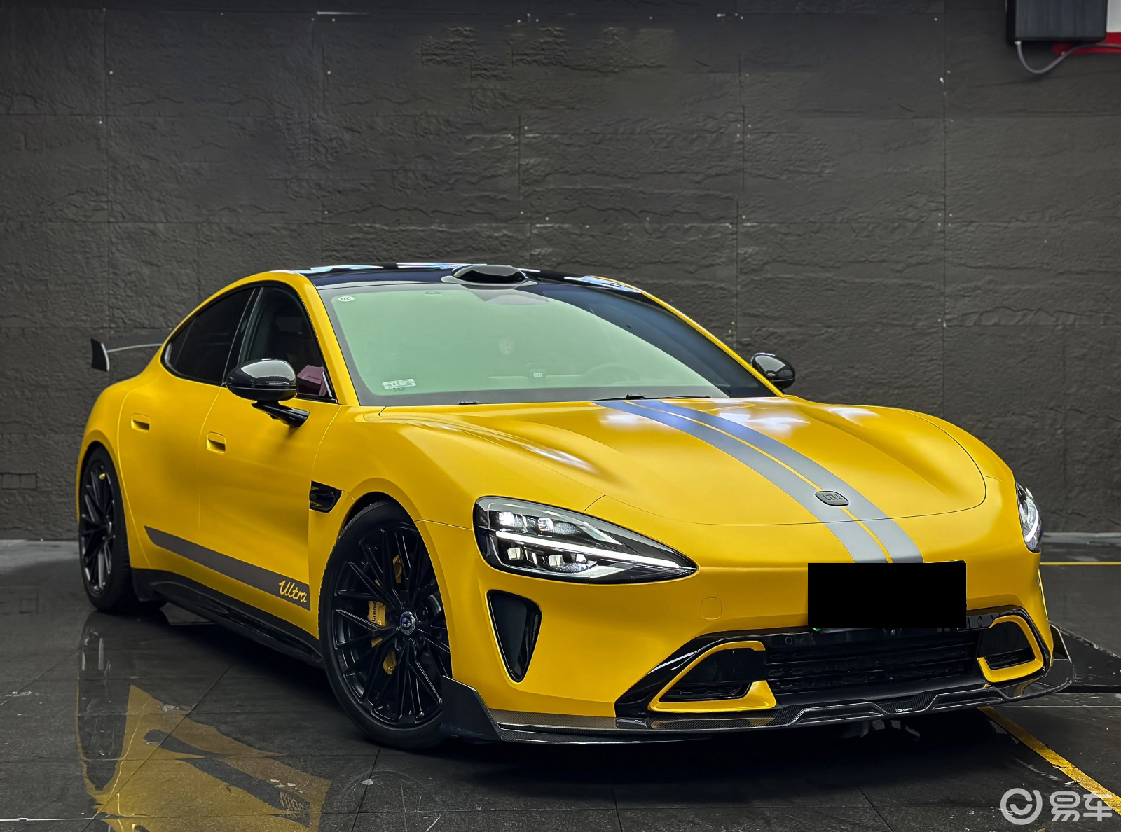 小米 SU7 改装方案:黄色拉花与小包围套件的美学设计