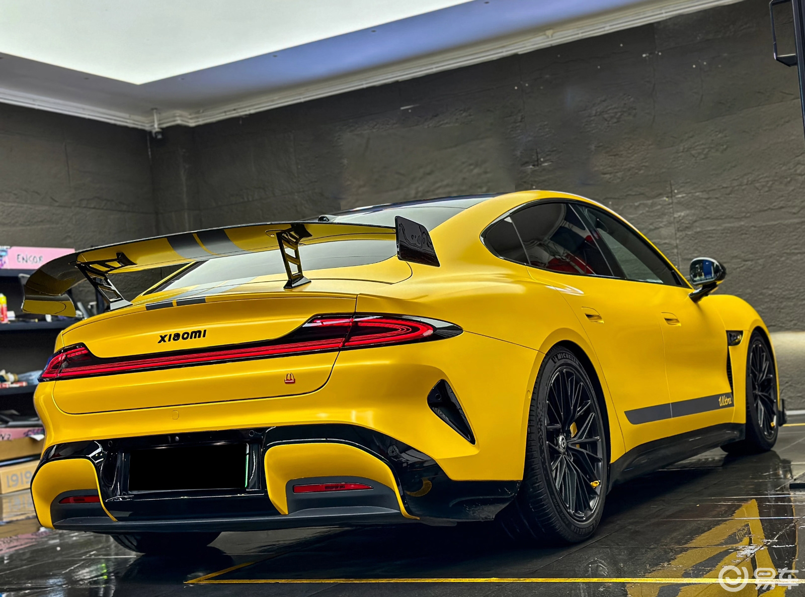 小米 SU7 改装方案:黄色拉花与小包围套件的美学设计