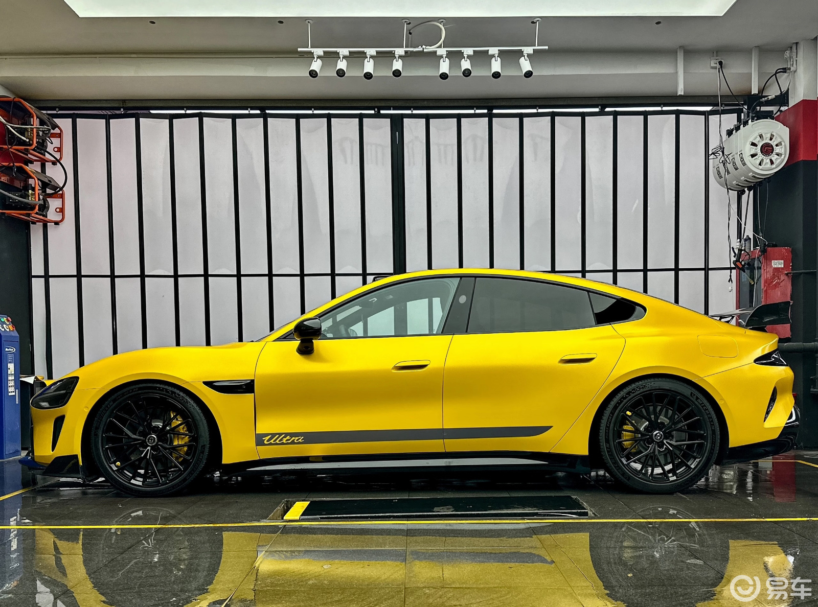 小米 SU7 改装方案:黄色拉花与小包围套件的美学设计