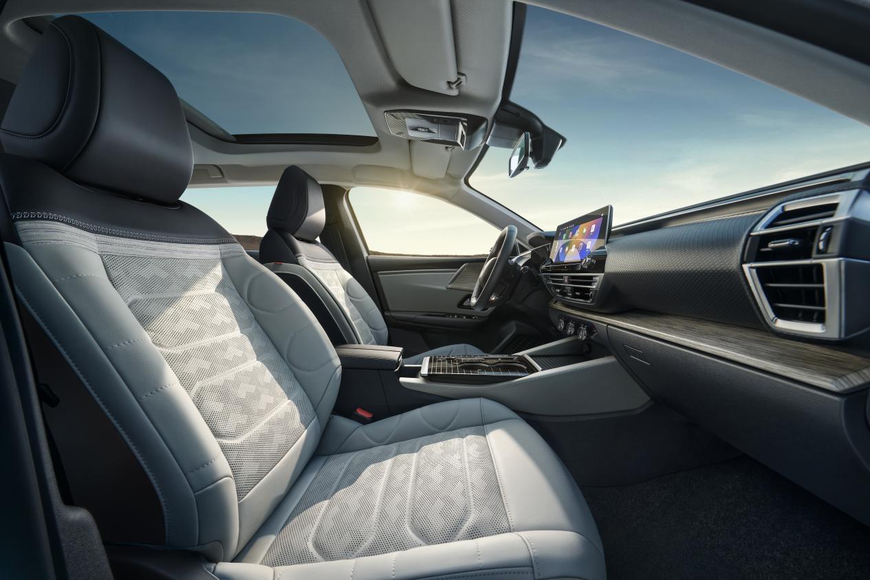 凡尔赛C5 X获2025中汽夏测健康与操控双安全权威证书