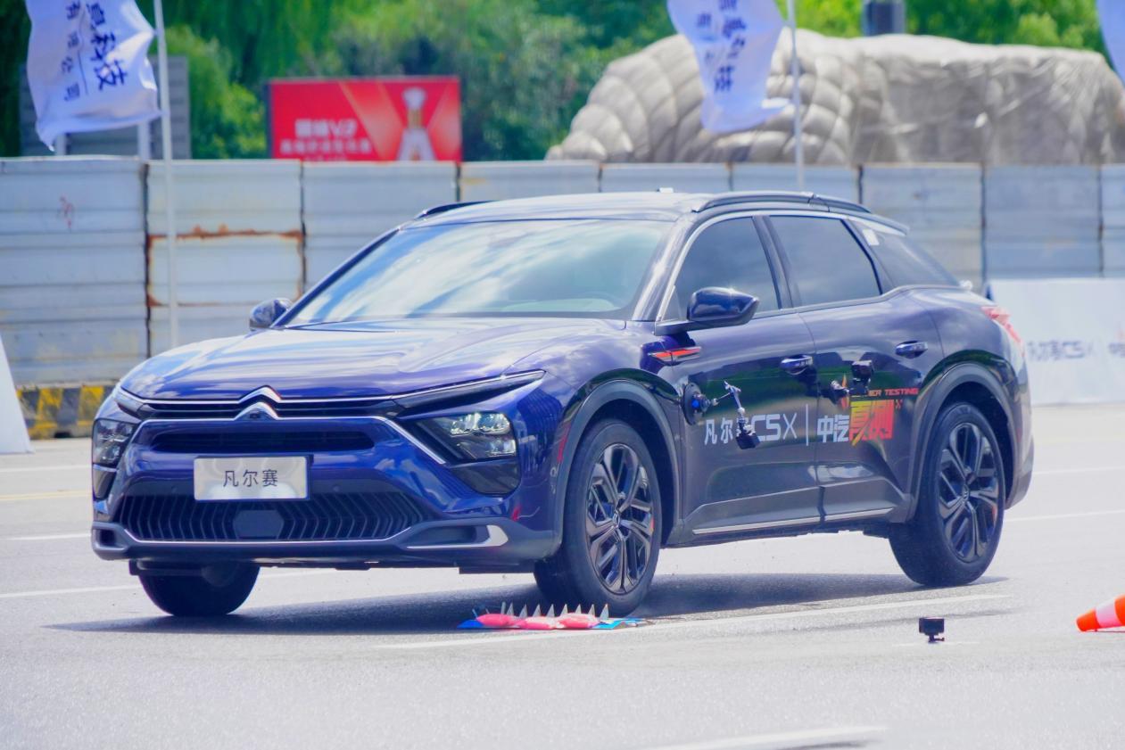 凡尔赛C5 X获2025中汽夏测健康与操控双安全权威证书
