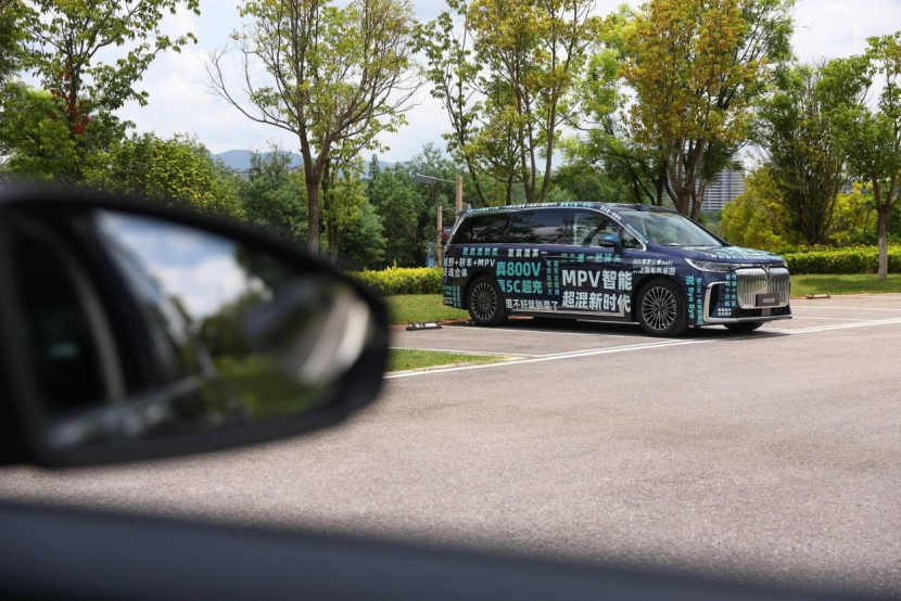 26款岚图梦想家谍照曝光，开启MPV智能超混新时代