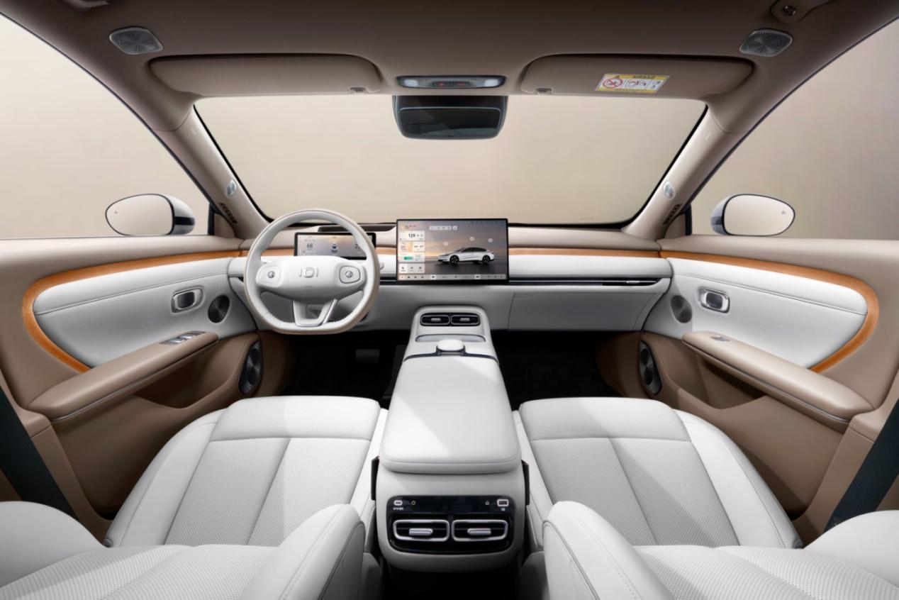 长安启源A06全球首秀 四大超配跨级对标迈巴赫