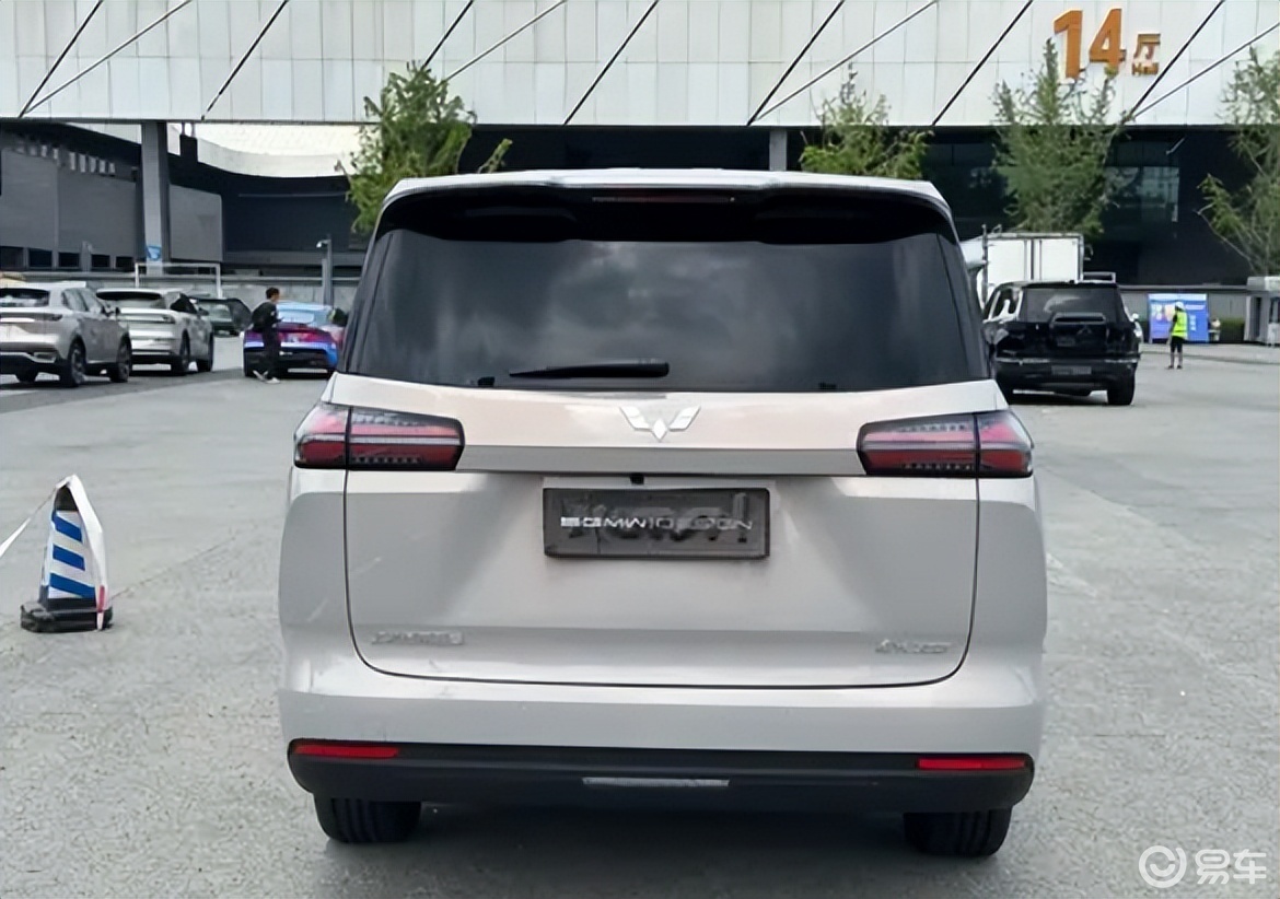 10万起?五菱星光730:1.5T动力够用,后备箱拖后腿