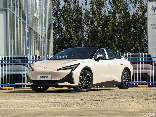 极狐阿尔法S5限时优惠价10.39万元起 优惠2.39万 最大续航708km