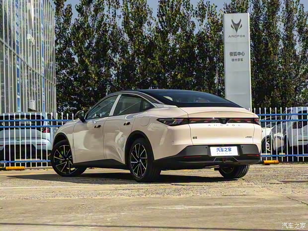 极狐阿尔法S5限时优惠价10.39万元起 优惠2.39万 最大续航708km